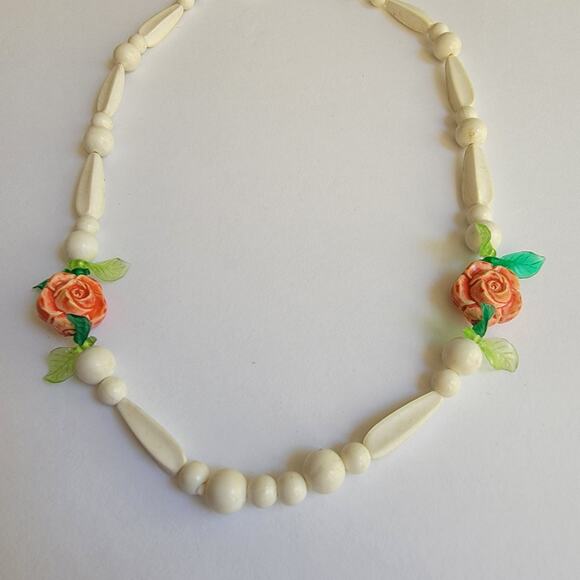 Elegant Painted Rose Bead White Choker Necklace with Vintage Charm - Picture 5 of 10